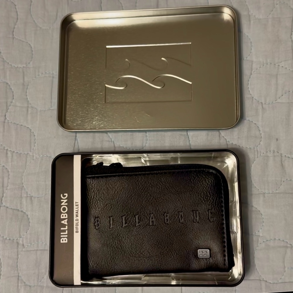 Men’s Billabong zipper bi-fold wallet, w/metal storage tin, blk and logo, NWT. - Picture 4 of 9